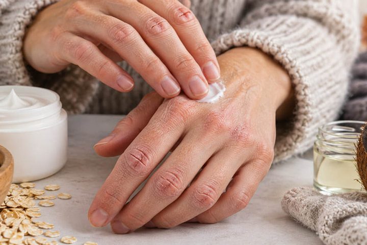 Popękane dłonie jesienią: co naprawdę pomaga – gliceryna, owies czy olej kokosowy i jak prawidłowo pielęgnować skórę?