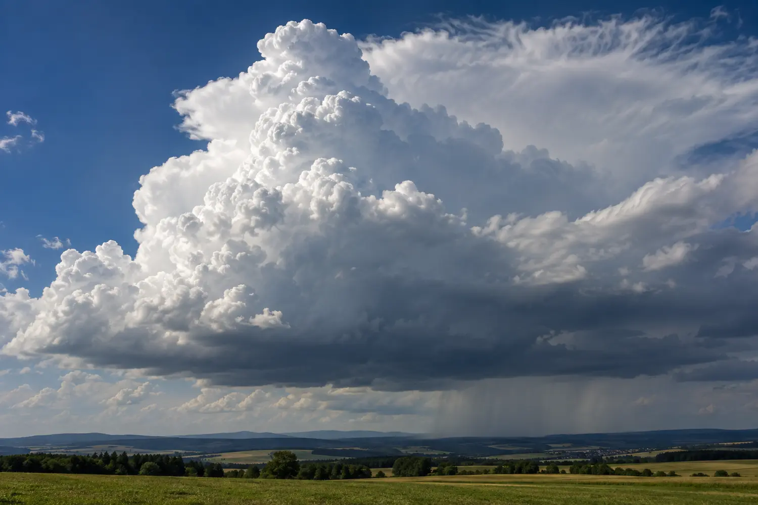 Rozwijająca się chmura Cumulonimbus z wieżami konwekcyjnymi i kurtyną deszczu