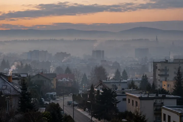 Zimowe polskie miasto spowite warstwą smogu i dymem z kominów
